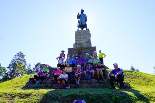 Skupinska-pri-spomeniku